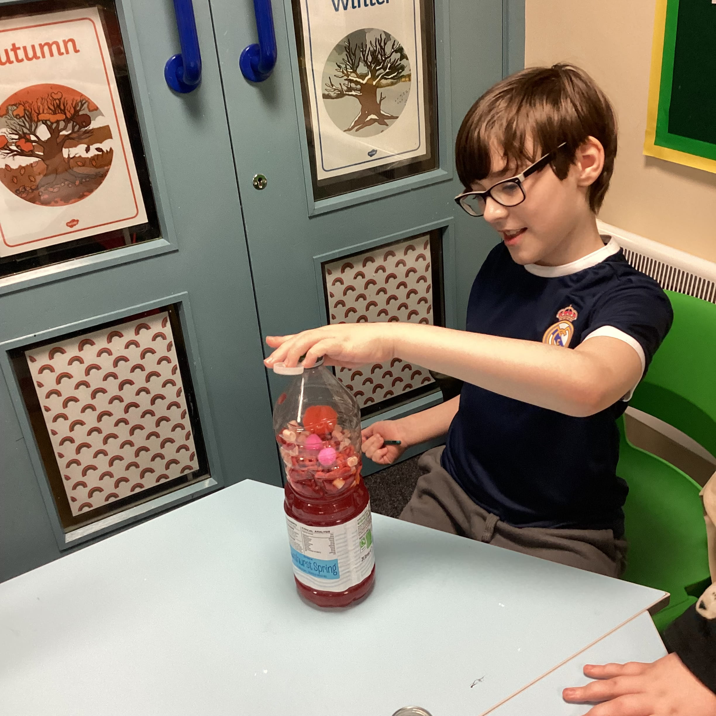 Learners investigating the circulatory system with creative model blood experiments.